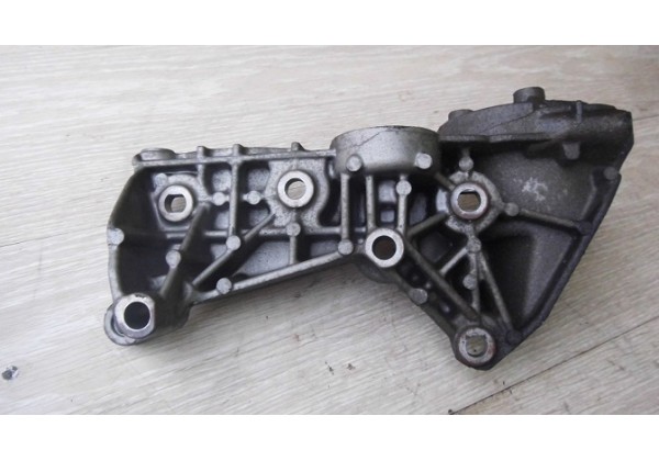 кронштейн генератора Renault Logan, Kangoo, Clio II, III, Modus, Megane II, Scenic II, Sandero, Duster, 1.4 16V, 1.5 dci, 8200473400